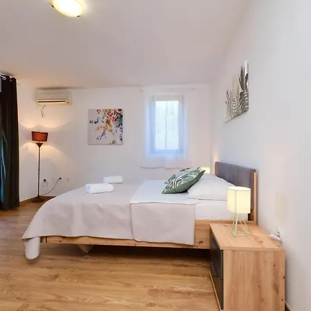 Lota Apartman *