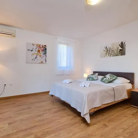 Lota Apartman *